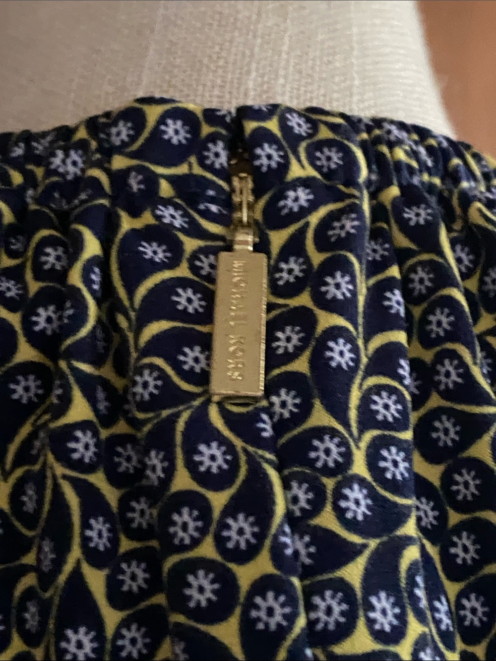 Michael Kors Navy Yellow & White Chain Shoulder Knee Length Dress - Picture 5 of 16
